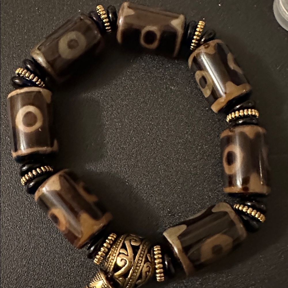 Beaded Bracelet With Unique Patterns - image 3